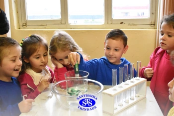 Alunos celebram o Dia do Folclore no Laboratório de Ciências | Infantil 4