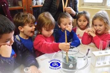 Alunos celebram o Dia do Folclore no Laboratório de Ciências | Infantil 4