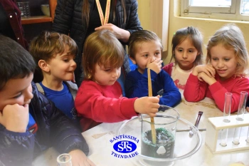 Alunos celebram o Dia do Folclore no Laboratório de Ciências | Infantil 4