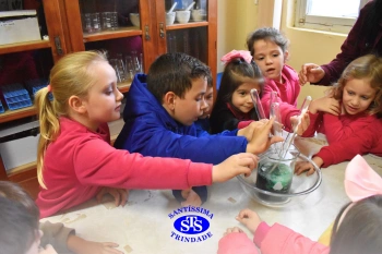 Alunos celebram o Dia do Folclore no Laboratório de Ciências | Infantil 4