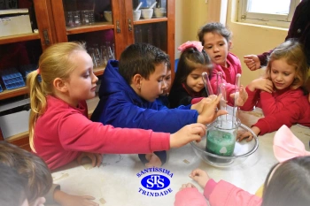 Alunos celebram o Dia do Folclore no Laboratório de Ciências | Infantil 4