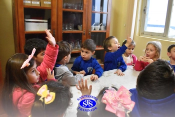 Alunos celebram o Dia do Folclore no Laboratório de Ciências | Infantil 4