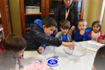 Alunos celebram o Dia do Folclore no Laboratório de Ciências | Infantil 4