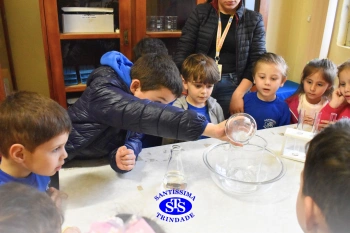 Alunos celebram o Dia do Folclore no Laboratório de Ciências | Infantil 4