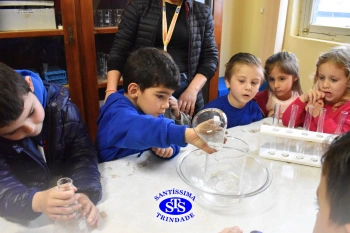 Alunos celebram o Dia do Folclore no Laboratório de Ciências | Infantil 4