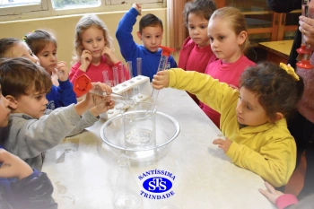 Alunos celebram o Dia do Folclore no Laboratório de Ciências | Infantil 4
