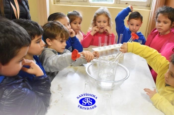 Alunos celebram o Dia do Folclore no Laboratório de Ciências | Infantil 4
