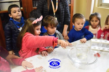 Alunos celebram o Dia do Folclore no Laboratório de Ciências | Infantil 4