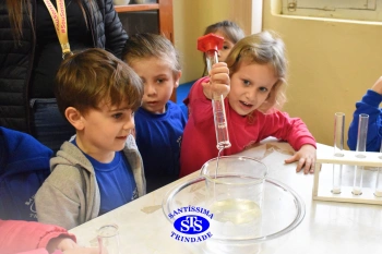 Alunos celebram o Dia do Folclore no Laboratório de Ciências | Infantil 4