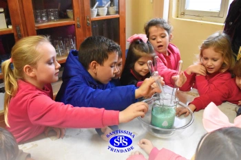 Alunos celebram o Dia do Folclore no Laboratório de Ciências | Infantil 4