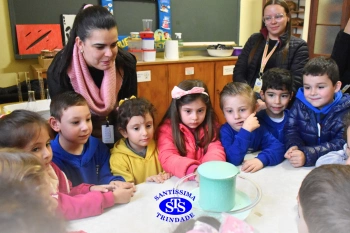 Alunos celebram o Dia do Folclore no Laboratório de Ciências | Infantil 4