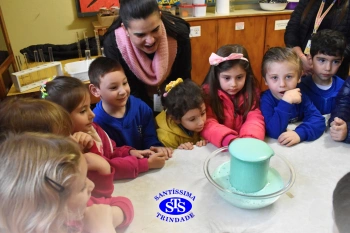 Alunos celebram o Dia do Folclore no Laboratório de Ciências | Infantil 4