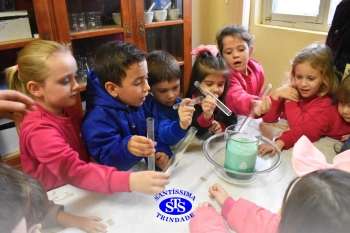Alunos celebram o Dia do Folclore no Laboratório de Ciências | Infantil 4