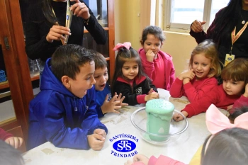 Alunos celebram o Dia do Folclore no Laboratório de Ciências | Infantil 4