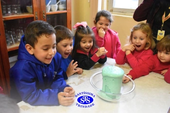 Alunos celebram o Dia do Folclore no Laboratório de Ciências | Infantil 4
