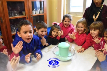 Alunos celebram o Dia do Folclore no Laboratório de Ciências | Infantil 4