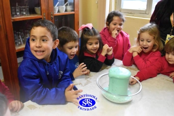 Alunos celebram o Dia do Folclore no Laboratório de Ciências | Infantil 4