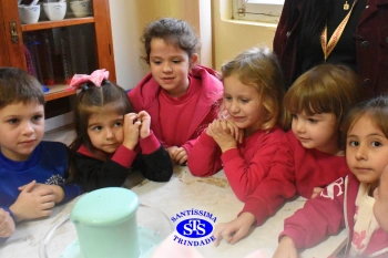 Alunos celebram o Dia do Folclore no Laboratório de Ciências | Infantil 4