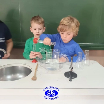 Alunos celebram o Dia do Folclore no Laboratório de Ciências | Infantil 4