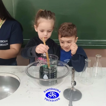 Alunos celebram o Dia do Folclore no Laboratório de Ciências | Infantil 4