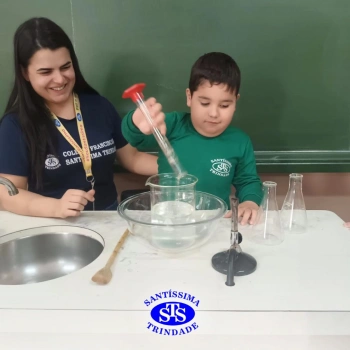 Alunos celebram o Dia do Folclore no Laboratório de Ciências | Infantil 4