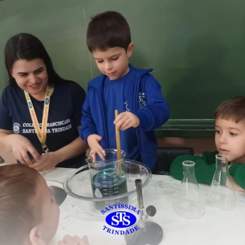 Alunos celebram o Dia do Folclore no Laboratório de Ciências | Infantil 4