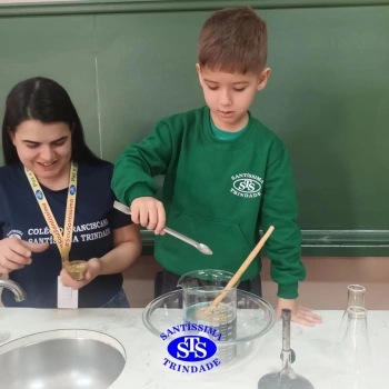 Alunos celebram o Dia do Folclore no Laboratório de Ciências | Infantil 4