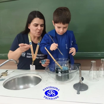 Alunos celebram o Dia do Folclore no Laboratório de Ciências | Infantil 4