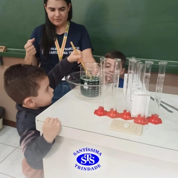Alunos celebram o Dia do Folclore no Laboratório de Ciências | Infantil 4