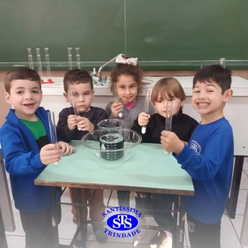 Alunos celebram o Dia do Folclore no Laboratório de Ciências | Infantil 4