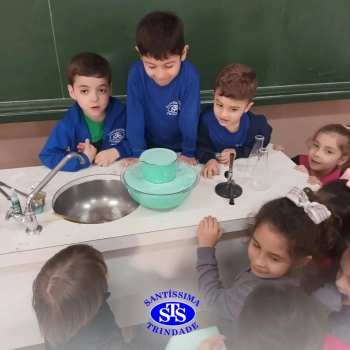 Alunos celebram o Dia do Folclore no Laboratório de Ciências | Infantil 4