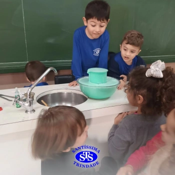 Alunos celebram o Dia do Folclore no Laboratório de Ciências | Infantil 4