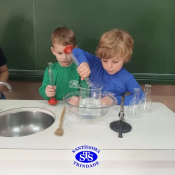 Alunos celebram o Dia do Folclore no Laboratório de Ciências | Infantil 4