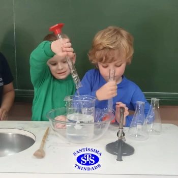 Alunos celebram o Dia do Folclore no Laboratório de Ciências | Infantil 4