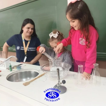 Alunos celebram o Dia do Folclore no Laboratório de Ciências | Infantil 4