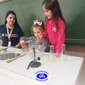 Alunos celebram o Dia do Folclore no Laboratório de Ciências | Infantil 4
