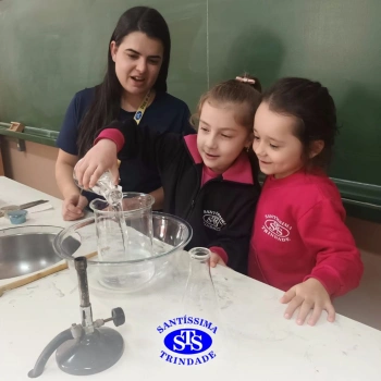 Alunos celebram o Dia do Folclore no Laboratório de Ciências | Infantil 4