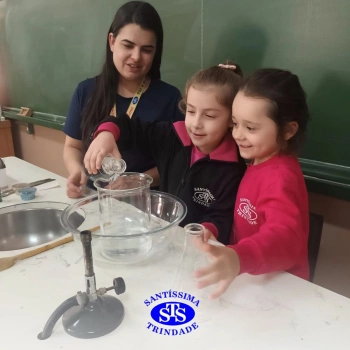 Alunos celebram o Dia do Folclore no Laboratório de Ciências | Infantil 4