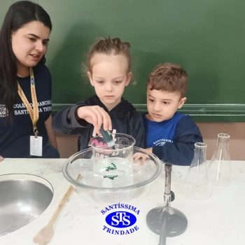 Alunos celebram o Dia do Folclore no Laboratório de Ciências | Infantil 4