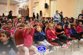 Alunos encenam peças teatrais criadas a partir de histórias de livros | Inf. 5