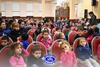 Alunos encenam peças teatrais criadas a partir de histórias de livros | Inf. 5