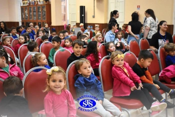 Alunos encenam peças teatrais criadas a partir de histórias de livros | Inf. 5