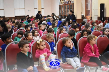 Alunos encenam peças teatrais criadas a partir de histórias de livros | Inf. 5