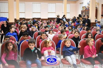 Alunos encenam peças teatrais criadas a partir de histórias de livros | Inf. 5