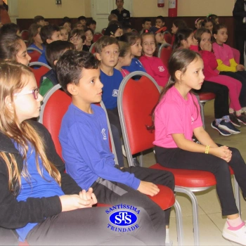 Alunos assistem à peça teatral 