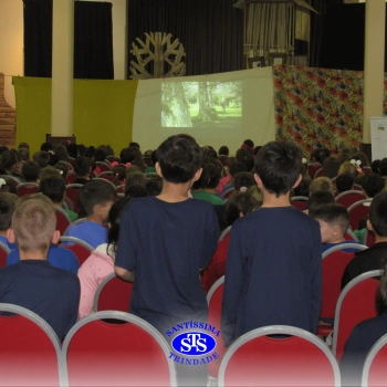 Alunos assistem à peça teatral 