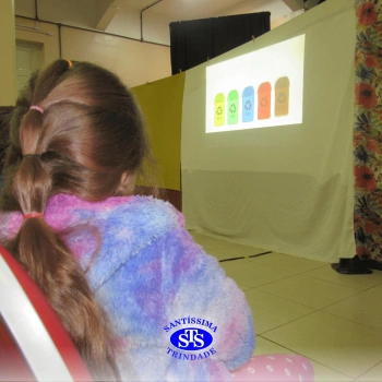Alunos assistem à peça teatral 