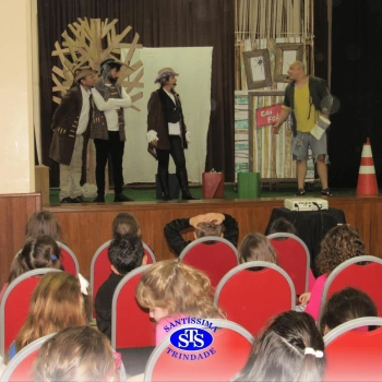 Alunos assistem à peça teatral 
