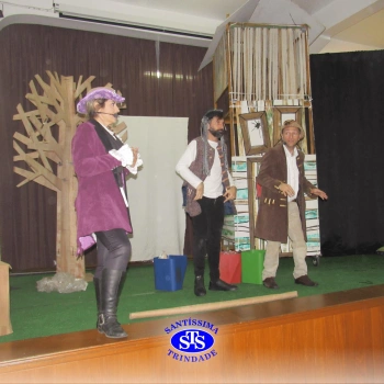 Alunos assistem à peça teatral 