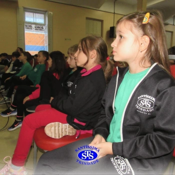 Alunos assistem à peça teatral 